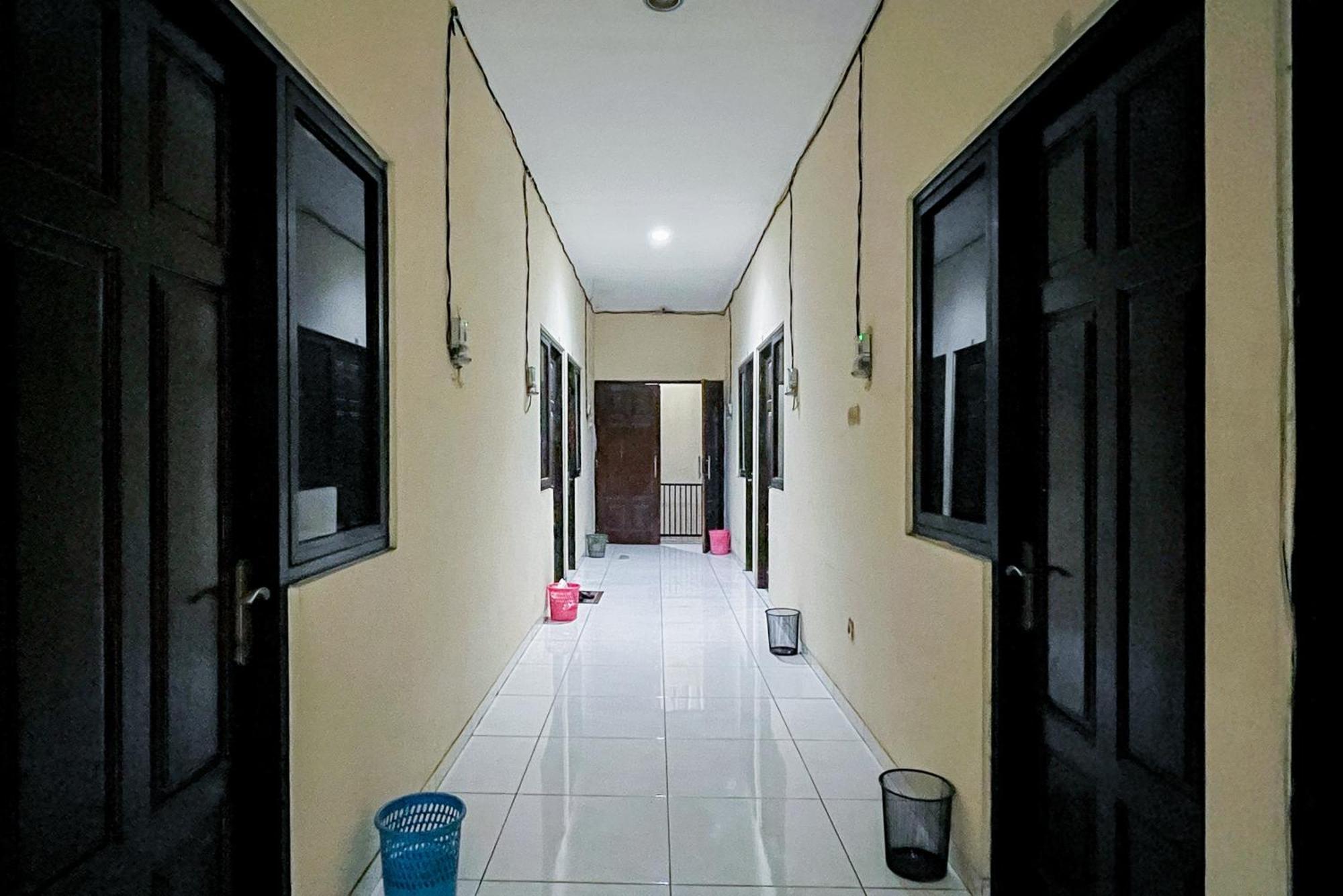 Hotel OYO 138 Graha 99 Surabaya Exterior foto